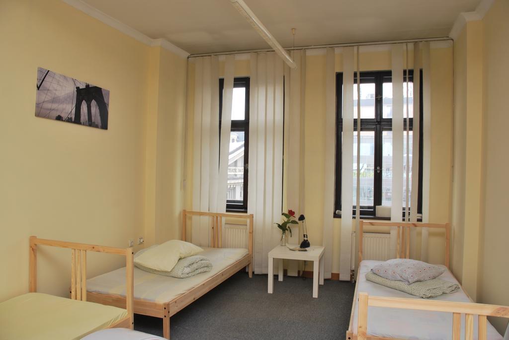 Hostel Kamienica Rynek 7 Katoviçe Oda fotoğraf