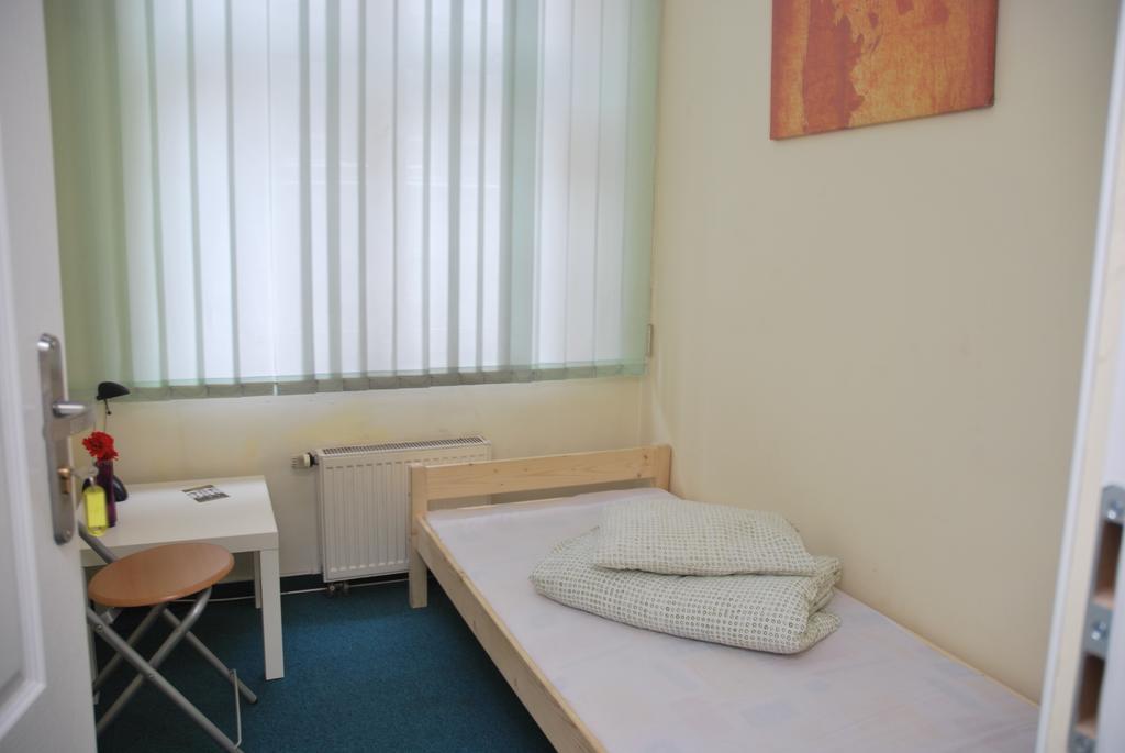 Hostel Kamienica Rynek 7 Katoviçe Oda fotoğraf
